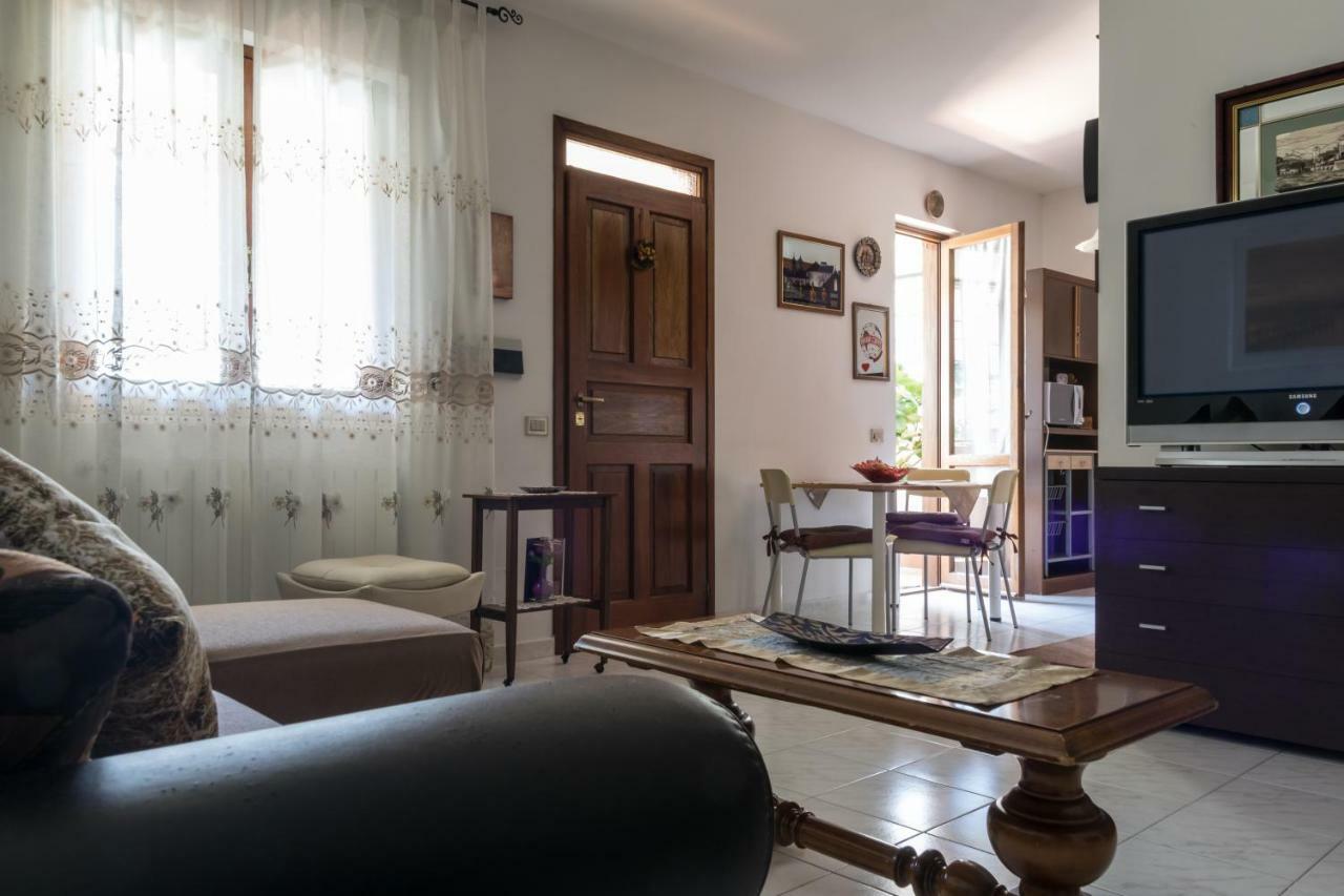 Alloggio Per Uso Turistico Vila Lido dei Pini Exterior foto